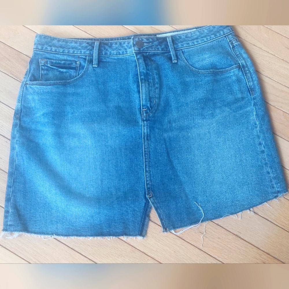 Treasure and Bond Size 31 Blue Jean Mini Skirt. NWOT